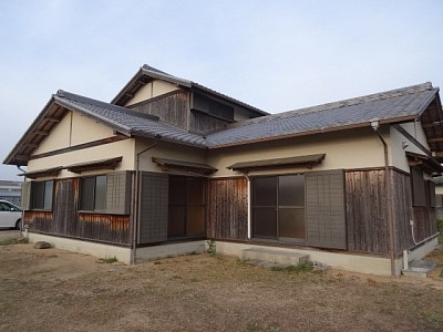 道路側から見た建物です