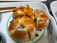 今日の昼食はベーグルです